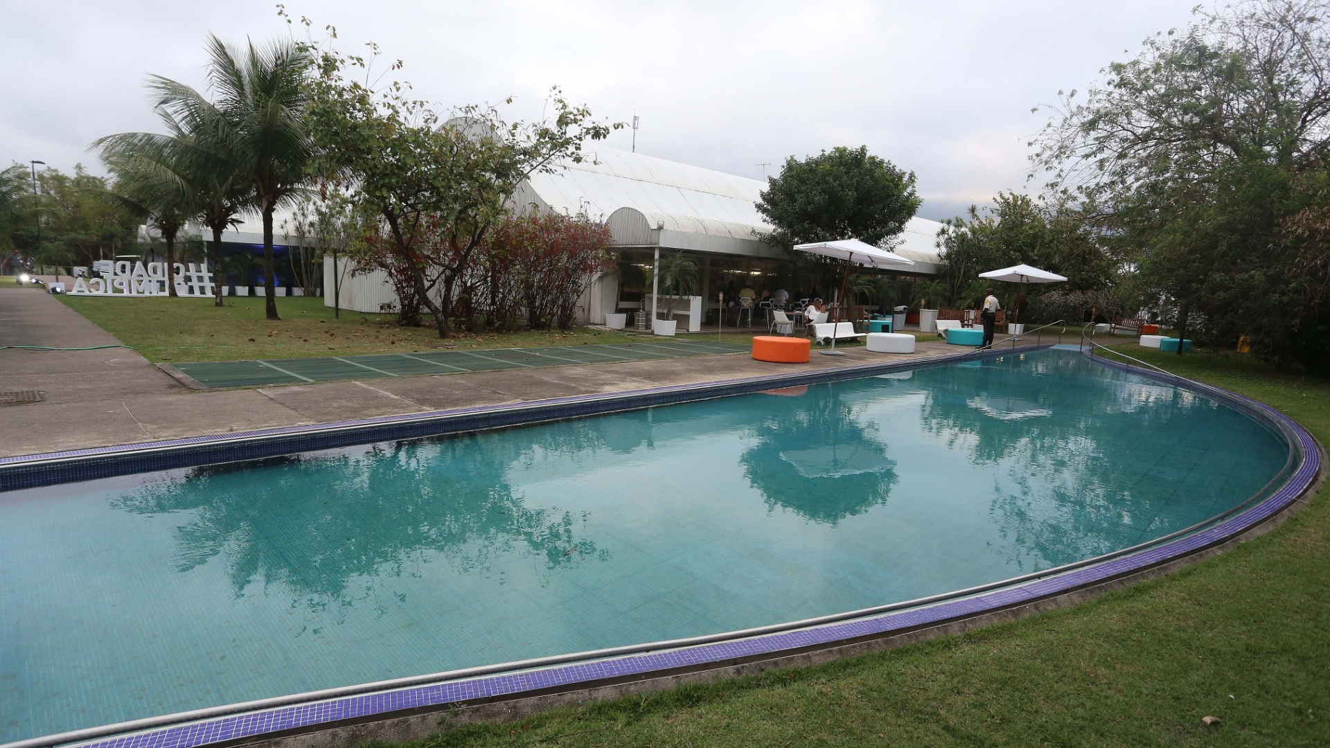 Ingrid Berger, responsável pela produção dos camarins do Rock in Rio. Segundo ela, apenas a banda The Script entrou na piscina. "Eles chegaram cedo aqui e passaram o dia tomando sol e nadando na piscina", disse. - Marco Teixeira/UOL