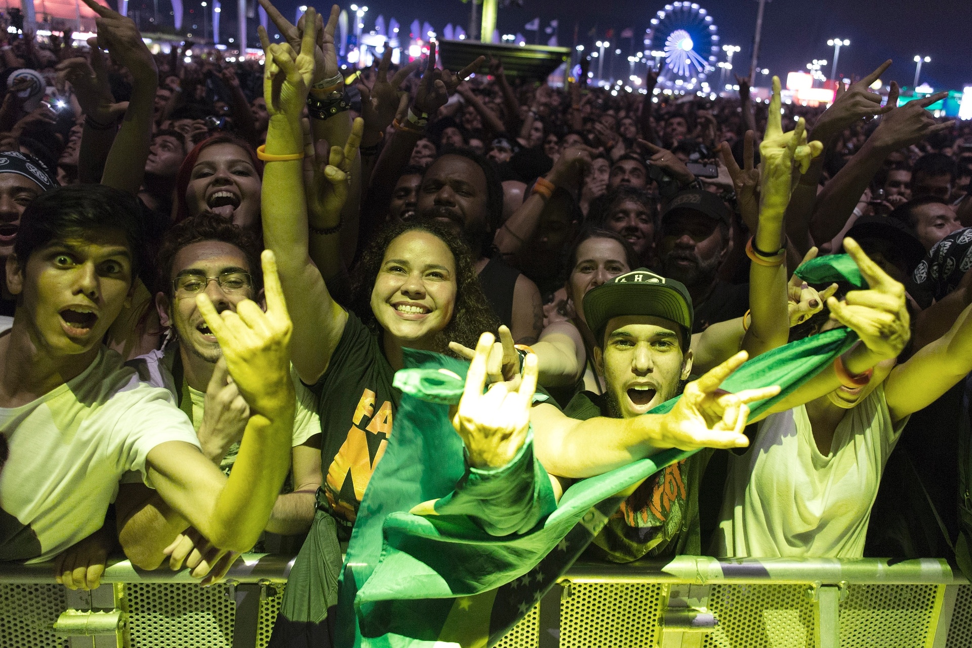 25.set.2015 - Fãs assistem a show do De la Tierra no quinto dia do Rock in Rio 2015 - Paulo Campos/Agência Estado