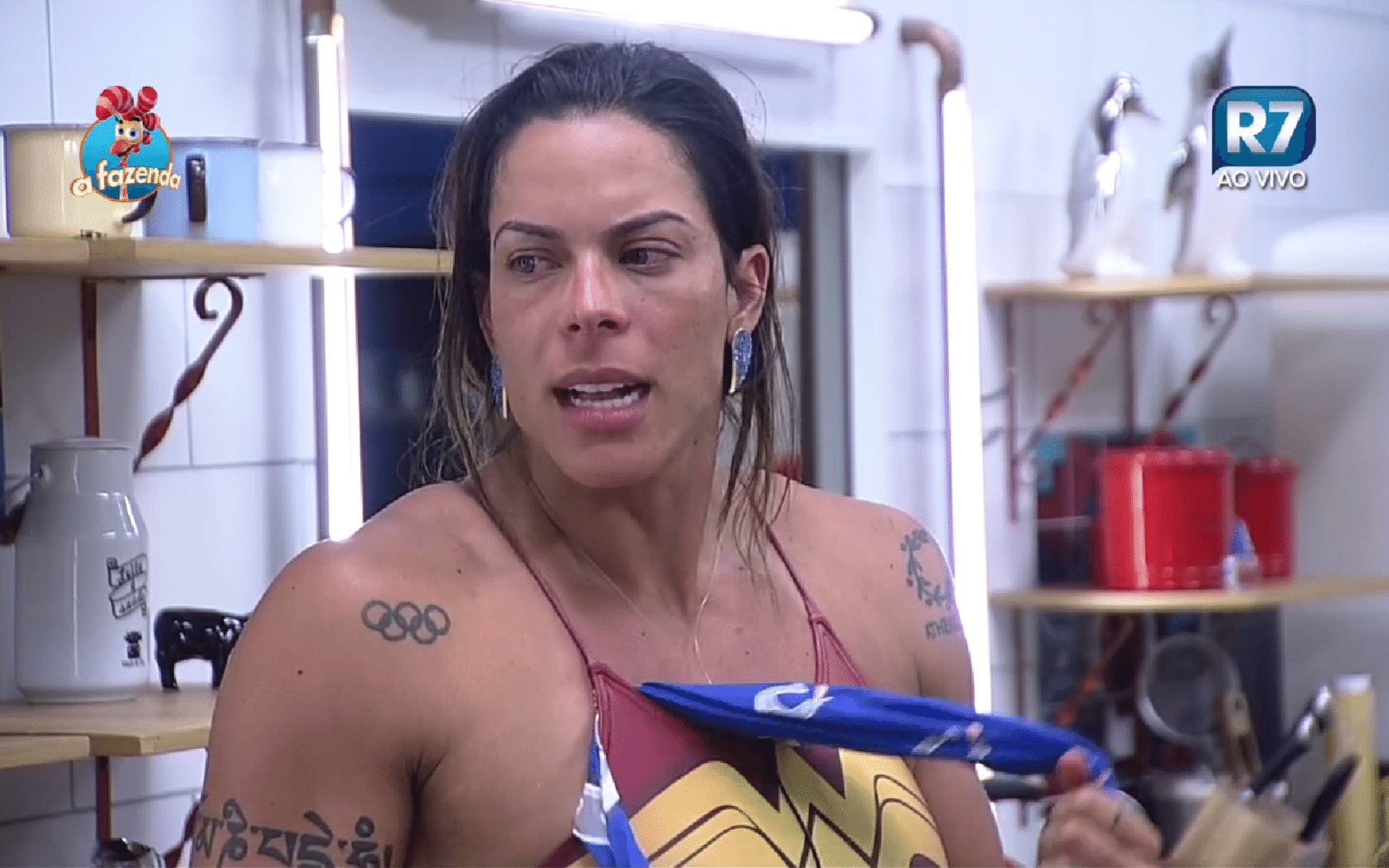 25.set.2015 - A ex-nadadora Rebeca Gusmão leva os anéis olímpicos no seu ombro direito - Reprodução/Record