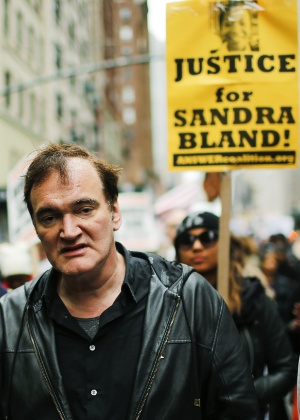 24.out.2015 - Tarantino participa de protesto contra a violência policial - Eduardo Munoz Alvarez/AFP