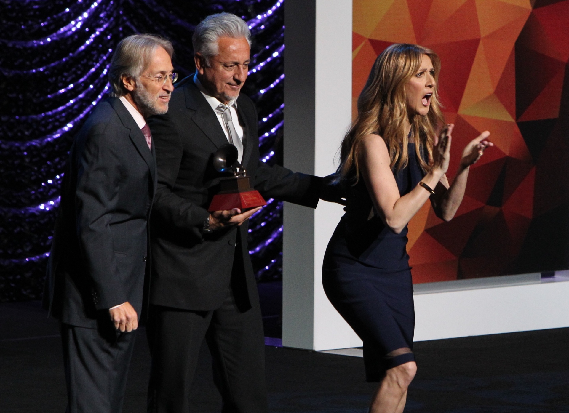 18.nov.2015 - O produtor chileno Humberto Gatica (no centro) posa com o CEO do Academia, Neil Portnow e com a cantora Celine Dion - Chris Farina/AFP Photo