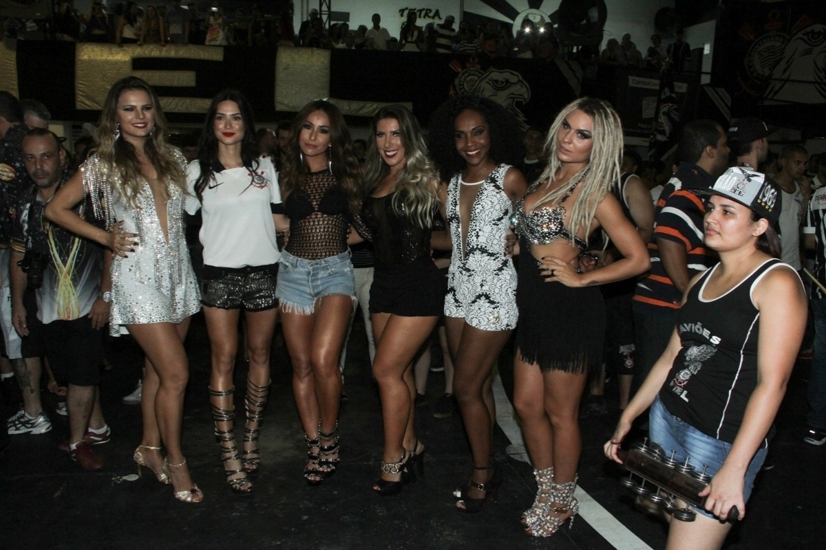 21.nov.2015 - Madrinha de bateria da escola de samba Gaviões da Fiel, Sabrina Sato foi à quadra da escola no Bom Retiro, em São Paulo. Ela sambou e comemorou o título do Corinthians no Campeonato Brasileiro - Amauri Nehn/Brazil News