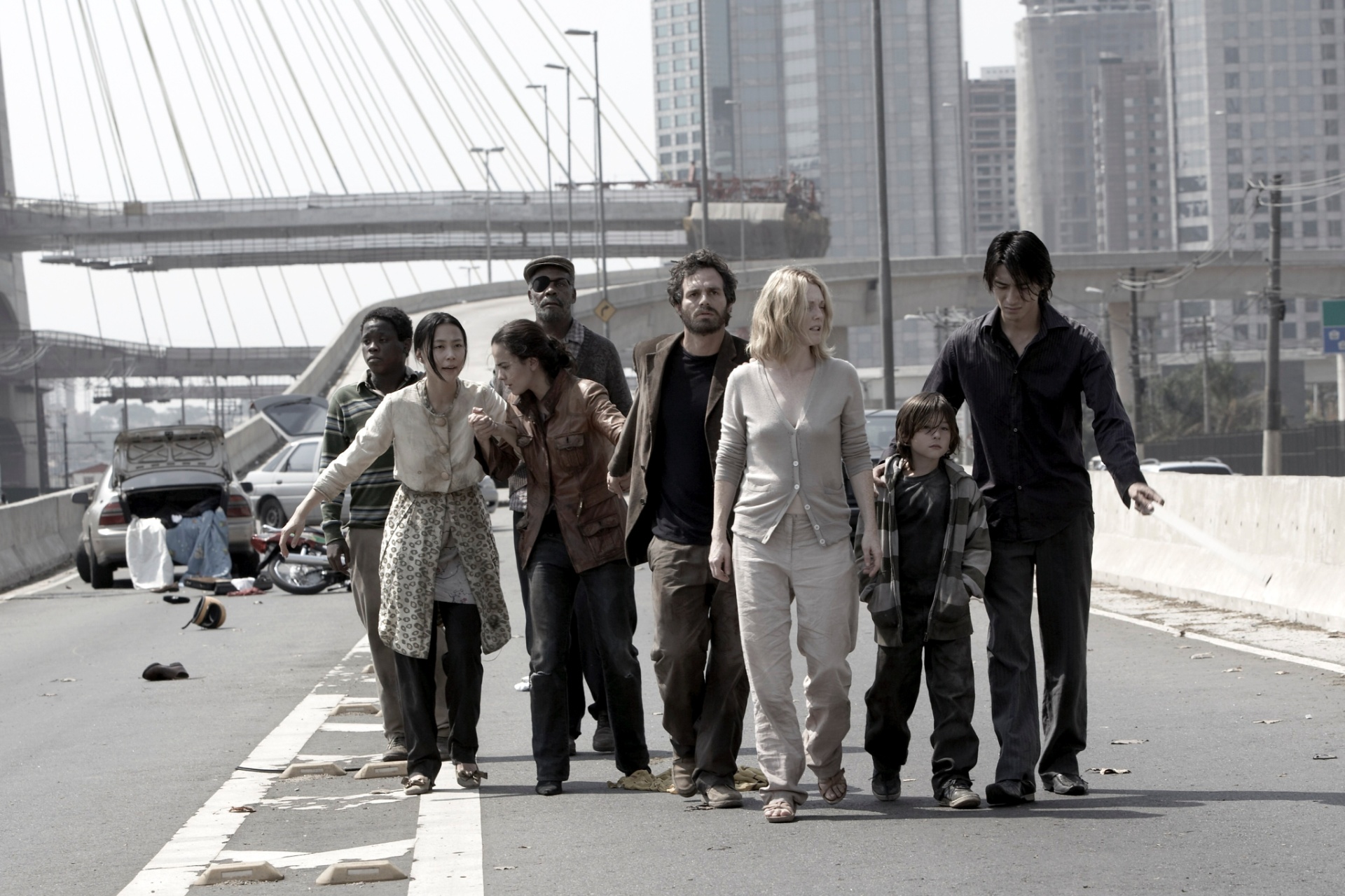 Ponte estaiada (ainda em construção) aparece em cena do filme "Ensaio Sobre a Cegueira" (2008) - Divulgação