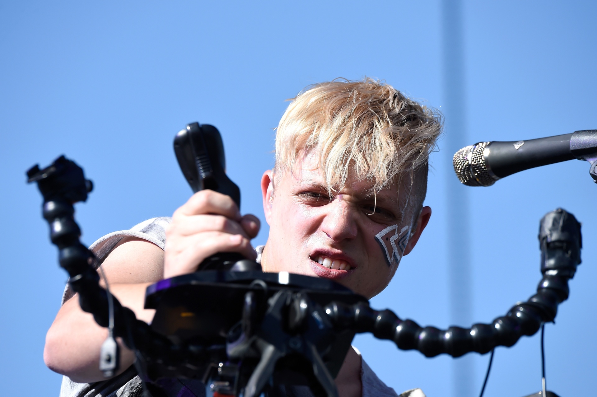 15.abr.2016 - O cantor norte-americano e artista de música eletrônica Robert Delong se apresenta no primeiro dia do Coachella Festival 2016, em Indio, Califórnia - Getty Images