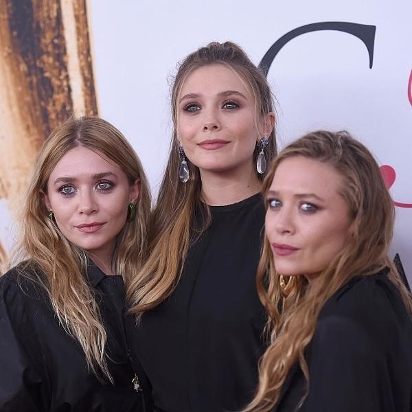 07.jun.2016 - Mary-Kate e Ashley Olsen com a irmã, Elizabeth Olsen (no centro), durante o CFDA Fashion Awards