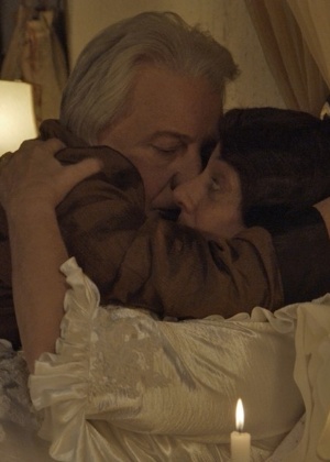 Depois de várias simpatias, Eponina (Rosi Campos) conseguiu fazer o "cegonho" de Pandolfo (Marco Nanini) voar  - Reprodução/TV Globo/Êta Mundo Bom - Reprodução/TV Globo/Êta Mundo Bom