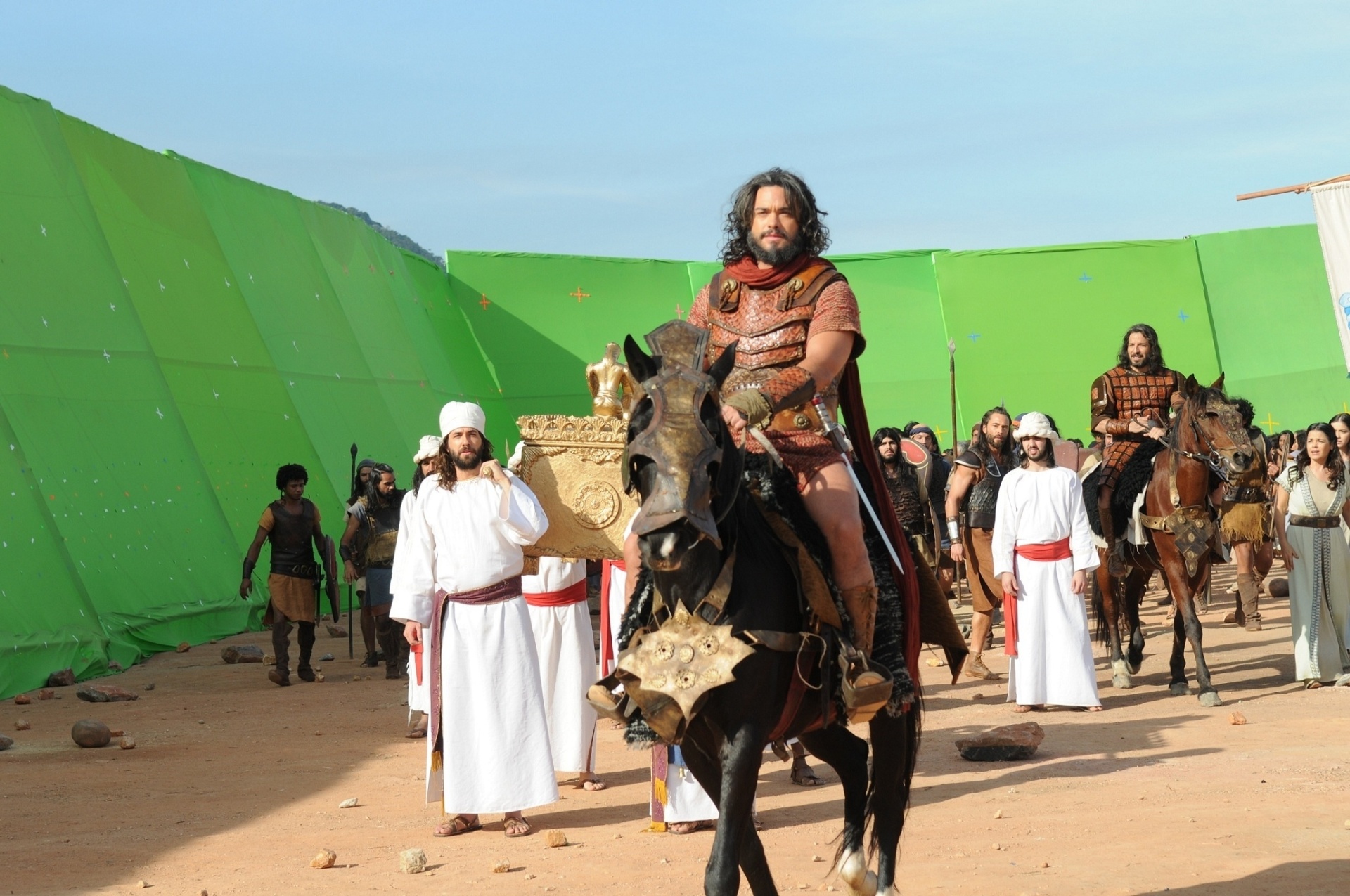 Liderados por Josué (Sidney Sampaio), hebreus atravessam o rio Jordão em cena de "A Terra Prometida" - Munir Chatack/Record