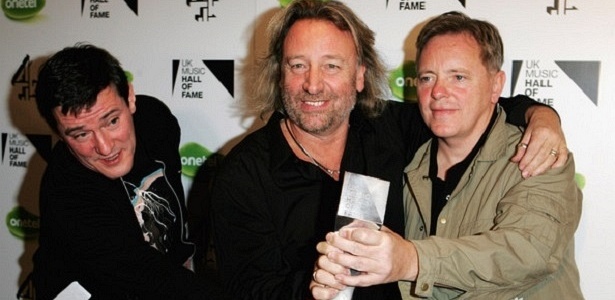 Stephen Morris, Peter Hook e Bernard Sumner posam como o New Order em 2005 - Getty Images Europe - Getty Images Europe