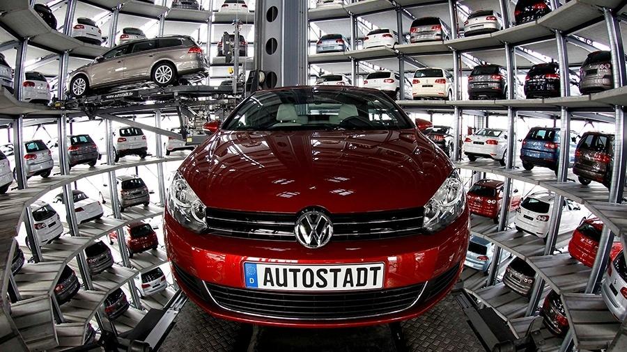 Torre de carros produzidos pela Volkswagen na fábrica de Wolfsburg, Alemanha - Christian Charisius/Reuters