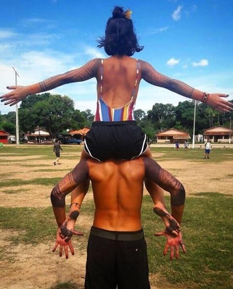 Elenco de "Novo Mundo" faz laboratório em tribo indígena: a atriz Giullia Buscacio na aldeia Parkatêjê, no Pará - Reprodução/Instagram/giubuscacio