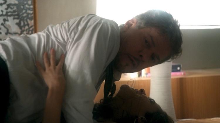 Tião (José Mayer) passa a noite de núpcias com Aline (Arianne Botelho) em "A Lei do Amor" - Reprodução/GShow - Reprodução/GShow