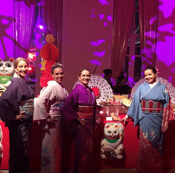 Convidados do baile de Carnaval do Copacaba Palace, no Rio de Janeiro, são recebidos por uma equipe fantasiada. O tema da noite é "Geishas" - Reprodução/Instagram/@cohencerimonial