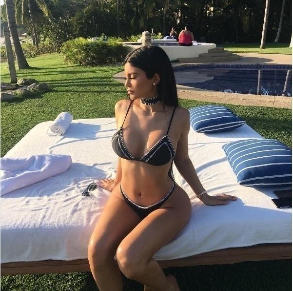 Kylie Jenner usa biquíni asa-delta de crochê preto e branco - Reprodução/ Instagram/ @kyliejenner