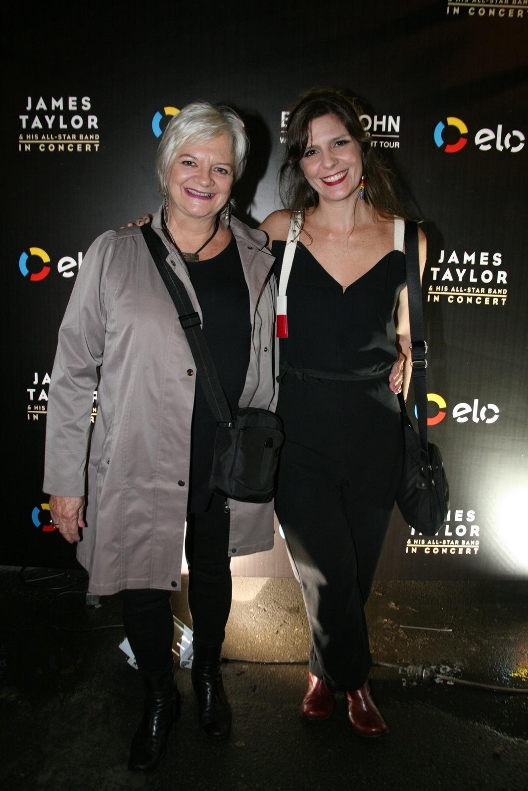 Atriz Geogiana Góes acompanhada da mãe Graça Góes chegam para show de Elton John, na noite de sábado (1º), no Rio de Janeiro - RT Fotografia/CS Eventos