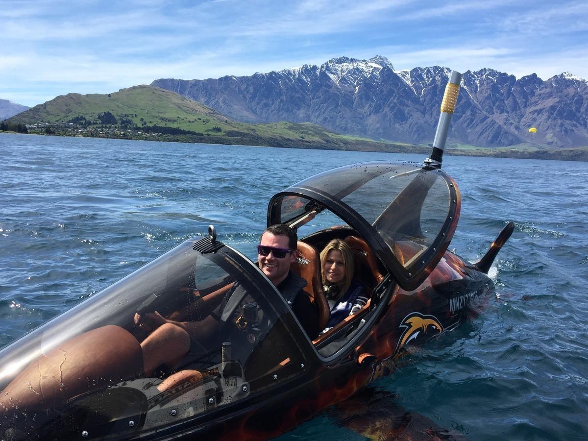 A apresentadora dá um rolê nessa espécie de barco-submarino - Divulgação / Tomaz Viola