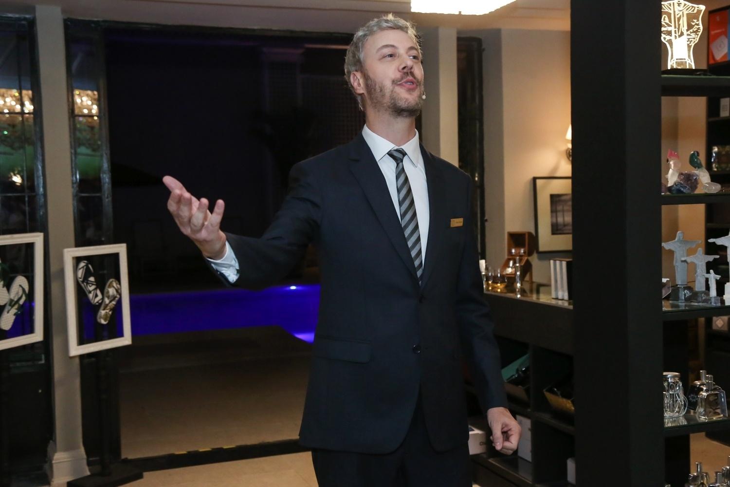 Guilherme Weber recebe convidados no fictício hotel Carioca Palace, cenário da novela "Pega Pega" - Roberto Filho/Brazil News