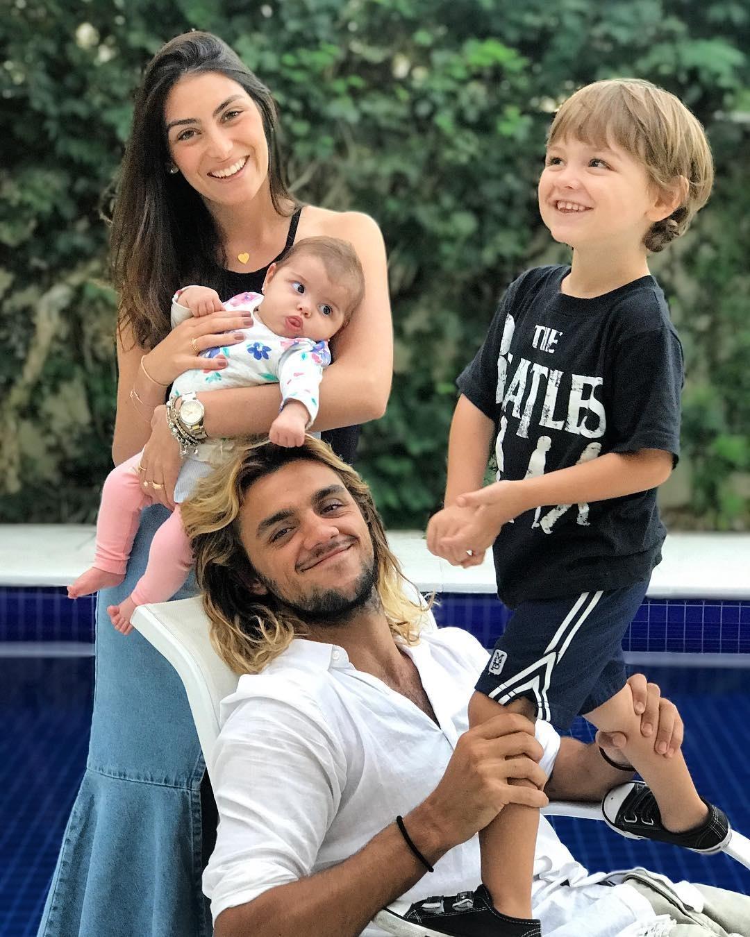 Mariana Uhlmann posta foto com Felipe Simas e os dois filhos do casal, Maria e Joaquim - Reprodução/Instagram