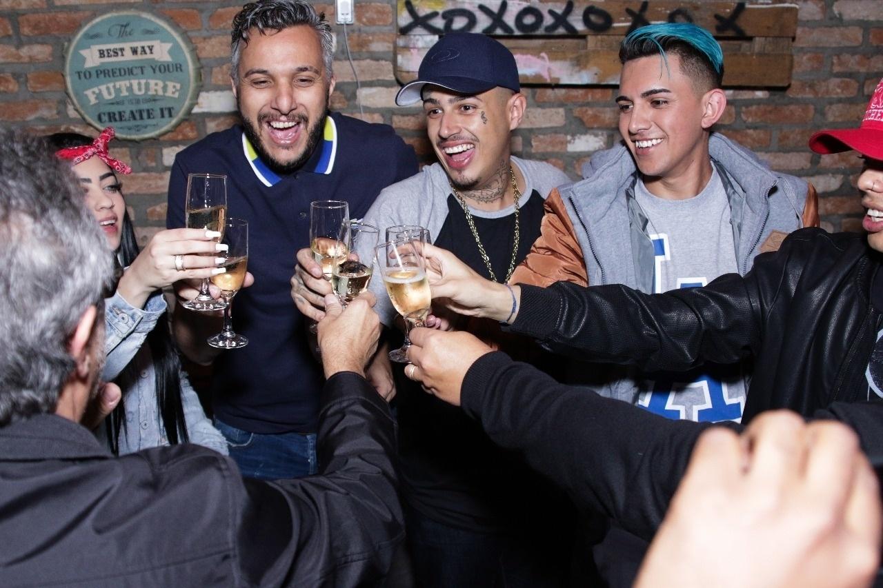 RW brinda acordo da produtora com a Warner Music - Divulgação