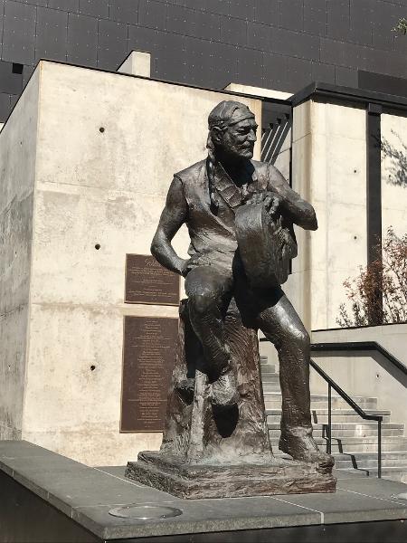 Willie Nelson possui uma estátua em tamanho real no centro de Austin, nos Estados Unidos - Felipe Branco Cruz/UOL - Felipe Branco Cruz/UOL