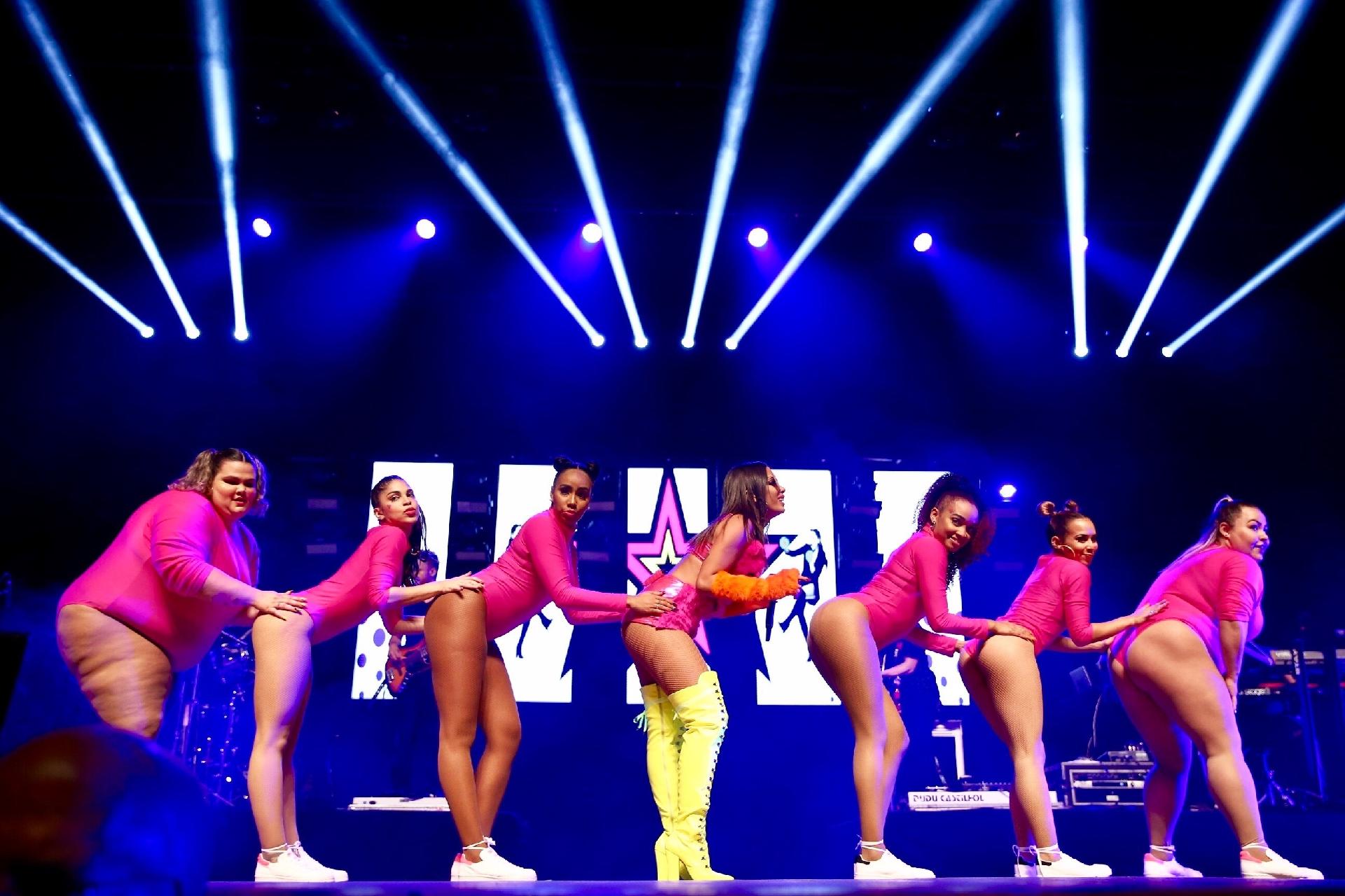 Com suas bailarinas, Anitta faz a coreografia de Bang durante o Show das Poderosinhas, em São Paulo - Manuela Scarpa/Brazil News