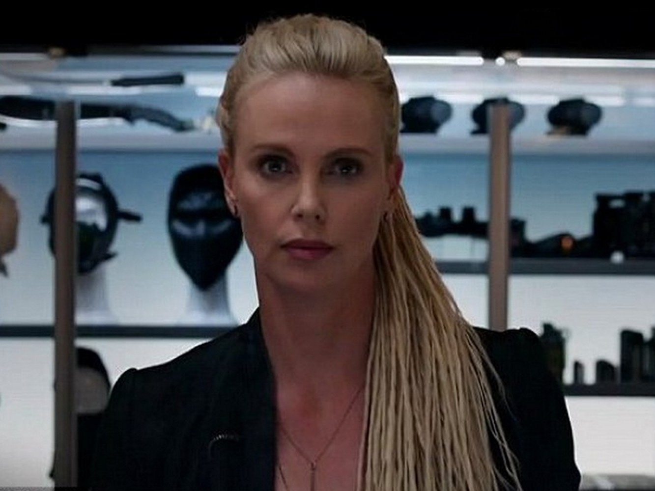 Velozes e Furiosos 9: Charlize Theron exibe o novo visual de Cipher