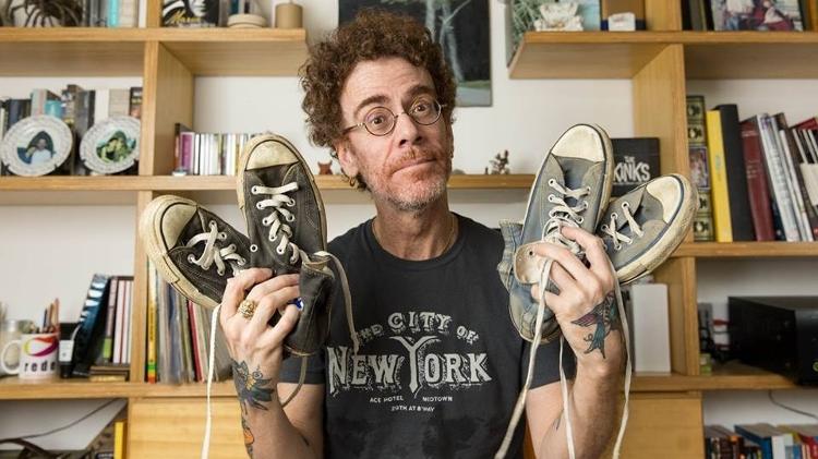Nando Reis exibe os pares de All Star dele e da amiga Cássia Eller - Reprodução/Facebook - Reprodução/Facebook