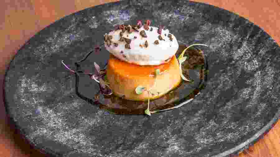 Pudim de café com caramelo de laranja e chantili de