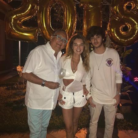 Luca Bueno posa com o pai, Galvão Bueno, e a mãe, Desirée Soares - Reprodução/Instagram/lucabuenomovies