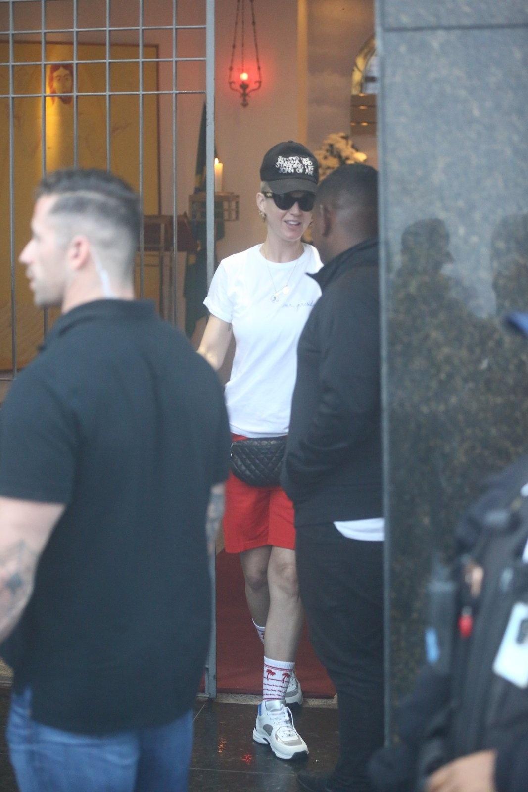 A cantora Katy Perry visitou o Cristo Redentor, no Rio de Janeiro, antes de fazer show na capital fluminense - AgNews