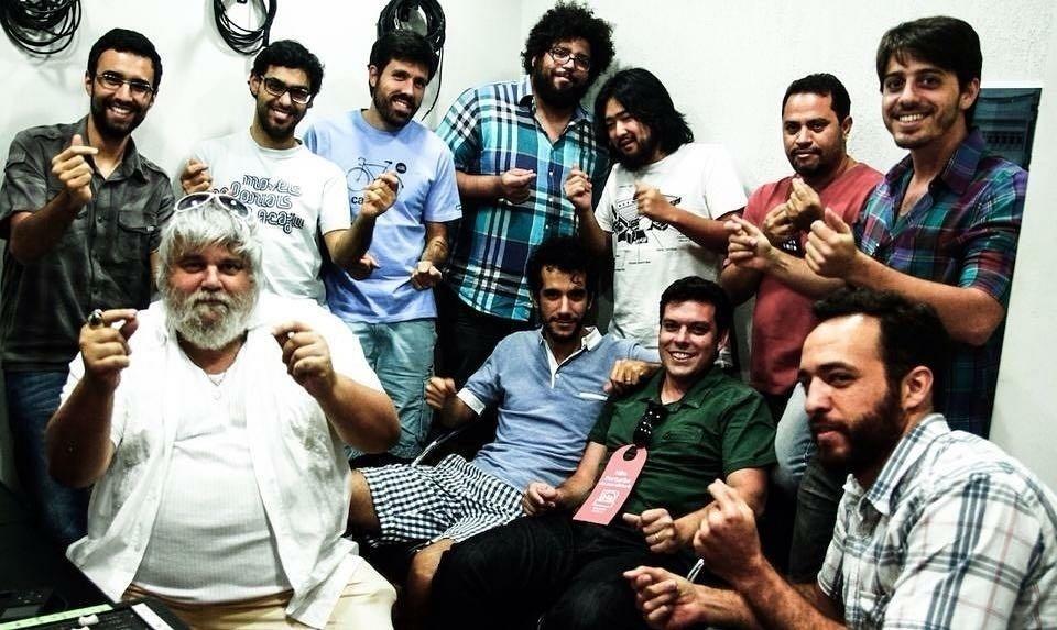 A banda de ska e rock Móveis Coloniais de Acaju teve seu terceiro disco produzido por Miranda, "C mpl te". A banda também o homenageou no Instagram, com uma foto tirada ao lado do produtor - Reprodução/Instagram