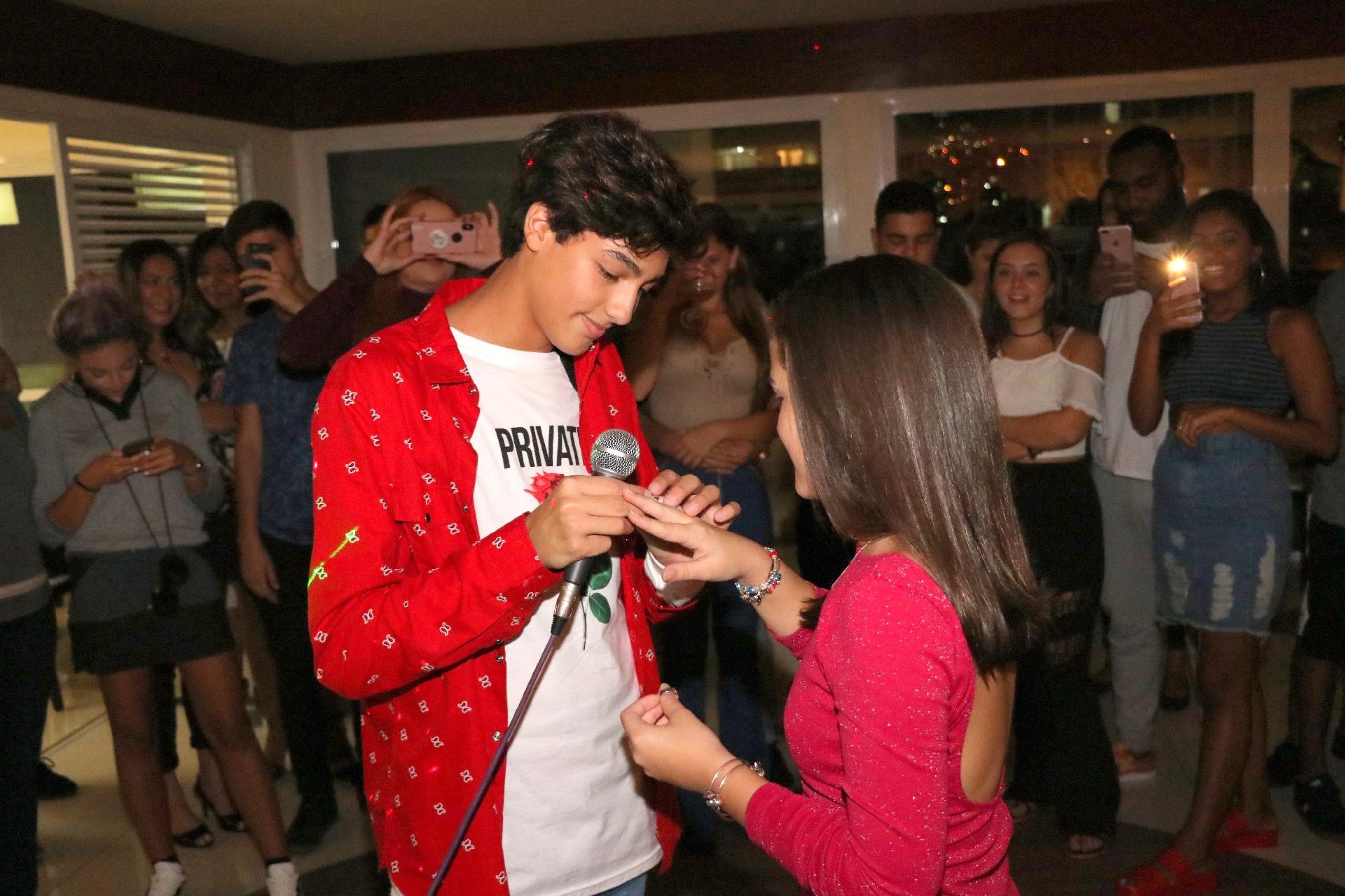 Mel Maia ganha festa surpresa com declaração do namorado e aliança - AgNews