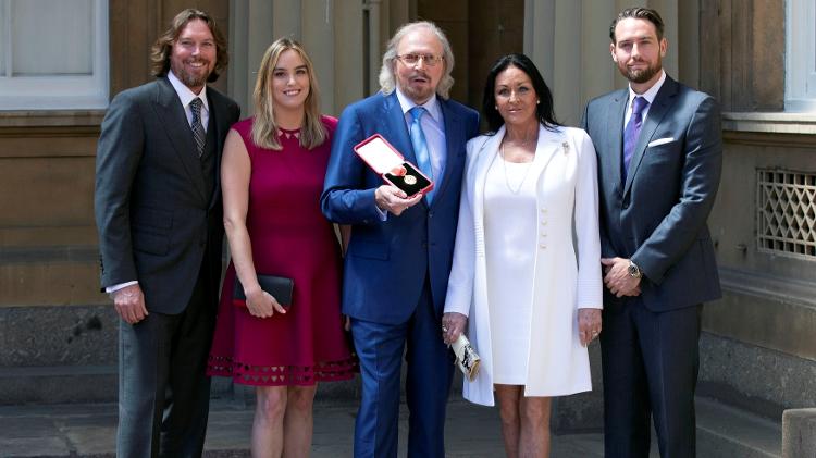 Barry Gibb posa coma família no palácio de Buckingham - Steve Parsons/Pool via Reuters - Steve Parsons/Pool via Reuters