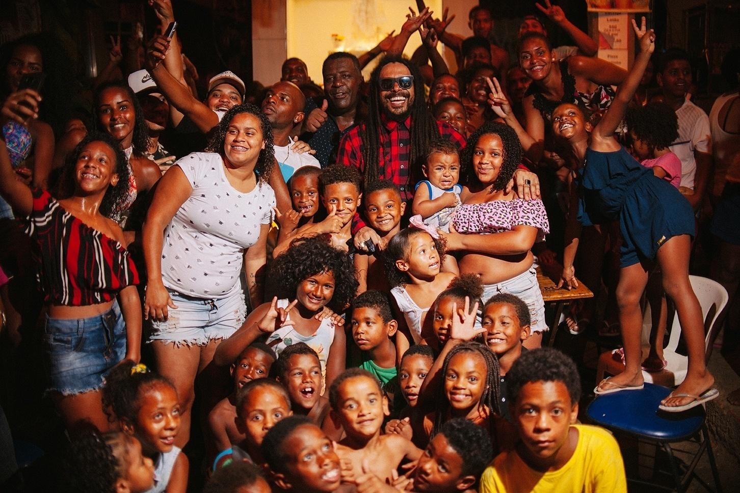 Local onde nasceu e foi criado, Falcão é recebido pela comunidade - Rodolfo Magalhães