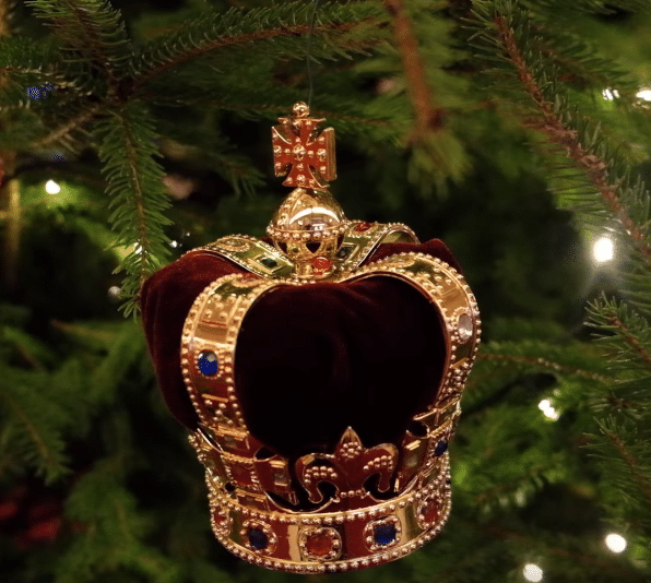 Rainha Elizabeth abre as portas do palácio e mostra sua decoração de Natal - Reprodução/Youtube