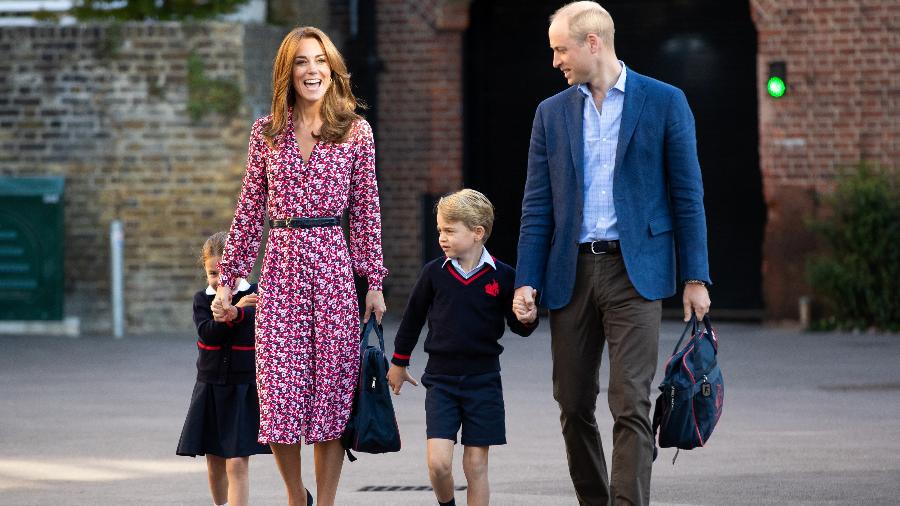 Kate Middleton e Príncipe William levam os filhos George e Charlotte para a escola, em Londres - Getty Images