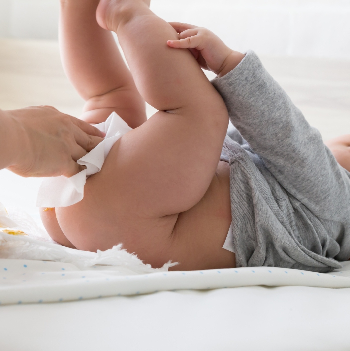 Bebê fazendo cocô de bolinhas e amarelo