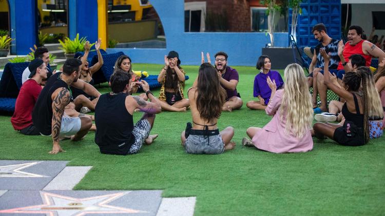 bbb 20 - grupos camarote e pipoca conversam na área externa da casa - Divulgação/Victor Pollak/TV Globo - Divulgação/Victor Pollak/TV Globo