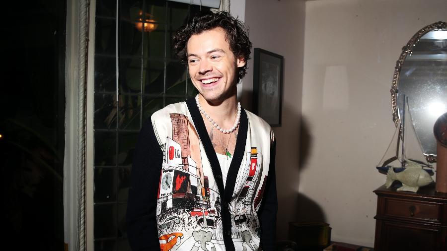 Colares e brincos com pérolas estão ganhando força na moda masculina e conquistado famosos, como o cantor Harry Styles - Getty Images
