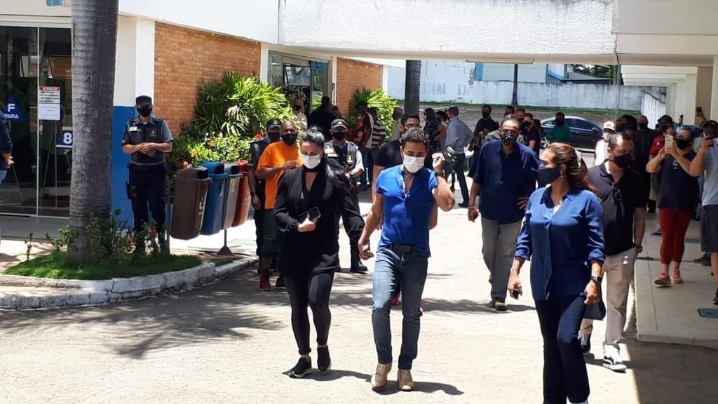 Graciele Lacerda e Zezé di Camargo no velório de Francisco Camargo, que morreu aos 83 anos - Galtiery Rodrigues/UOL