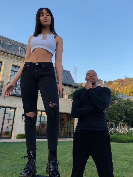 Dr. Dre (à dir.) com a filha, Truly, na frente da casa da família em Los Angeles (EUA) - Reprodução/Instagram