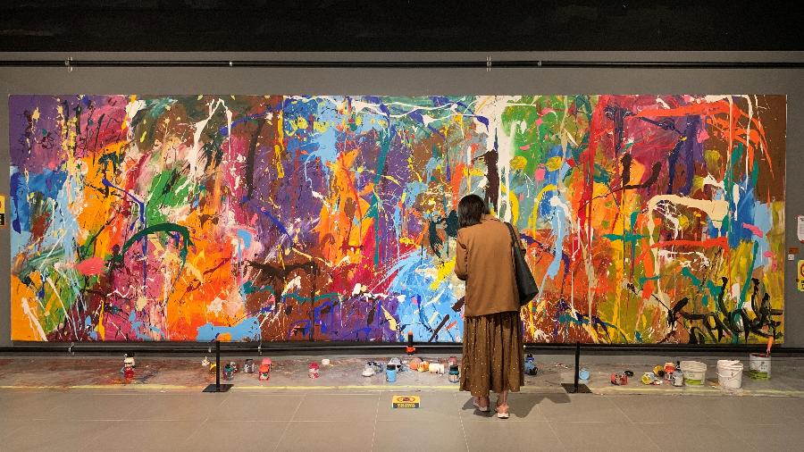 Uma visitante observa a arte do artista JonOne que foi danificada por um jovem casal em uma galeria em Seul - REUTERS/Minwoo Park