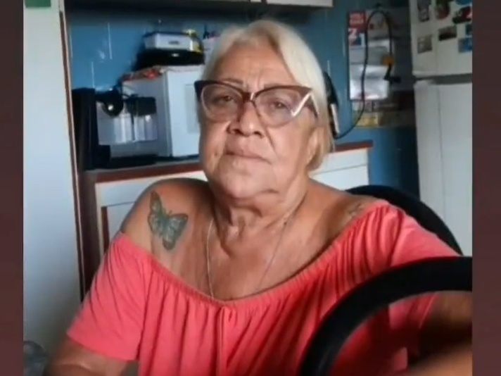 Aos 73, ela virou meme dando dicas: "Não se cobre tanto; você não é agiota"  