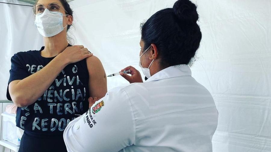 Paola Carosella toma segunda dose da Coronavac em São Paulo - Reprodução/Instagram