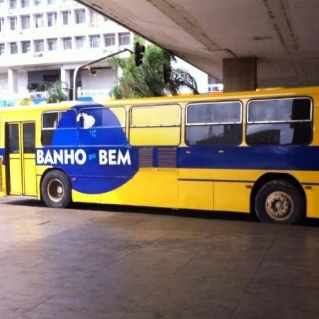 O ônibus do projeto Banho do Bem é equipado com 4 chuveiros com água quente e itens de higiene - Divulgação