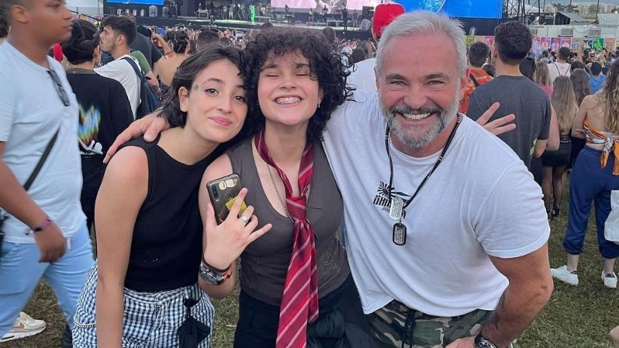 Mateus Carrieri com a filha Anna e o filho Nico no Lollapalooza - Reprodução/Instagram