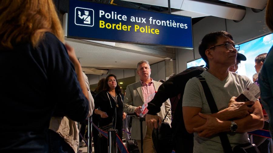 Controle de fronteiras no aeroporto Charles de Gaulle, em Paris