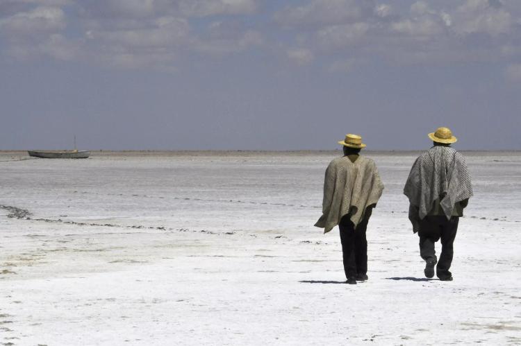 Cientistas culparam uma confluência de fatores, incluindo mudanças climáticas e extração de água, pela seca do lago Poopó, na Bolívia. - AIZAR RALDES/AFP - AIZAR RALDES/AFP