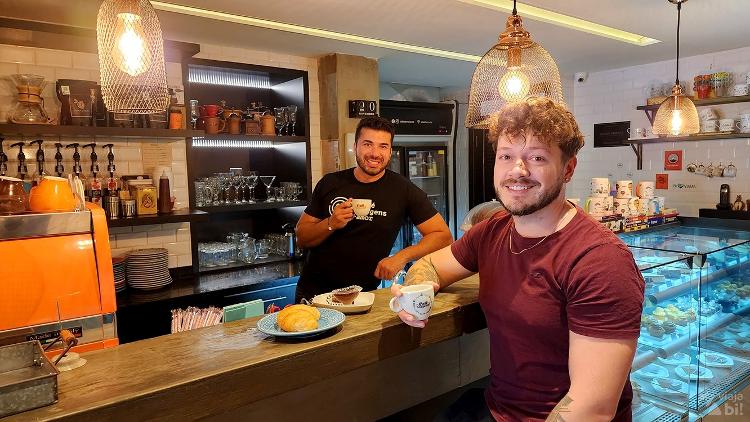 Diogo Fernandes e Robson Franzoi abriram o Café do Viajante, em Curitiba, após 1 mês na Europa - Rafael Leick - Rafael Leick