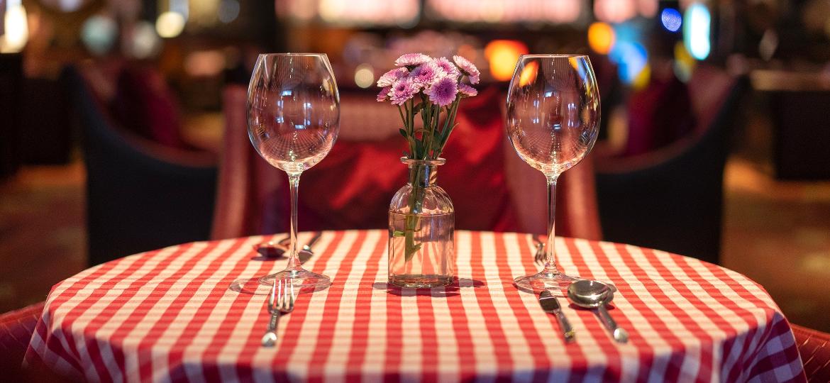 Caso de restaurante que cobrou 510 euros (cerca de R$ 2.800) de cliente que não apareceu gerou polêmica na Espanha - Getty Images