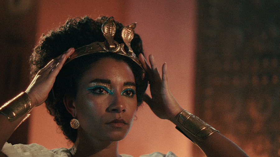 Adele James interpreta a rainha Cleópatra em docudrama da Netflix - Divulgação/Netflix